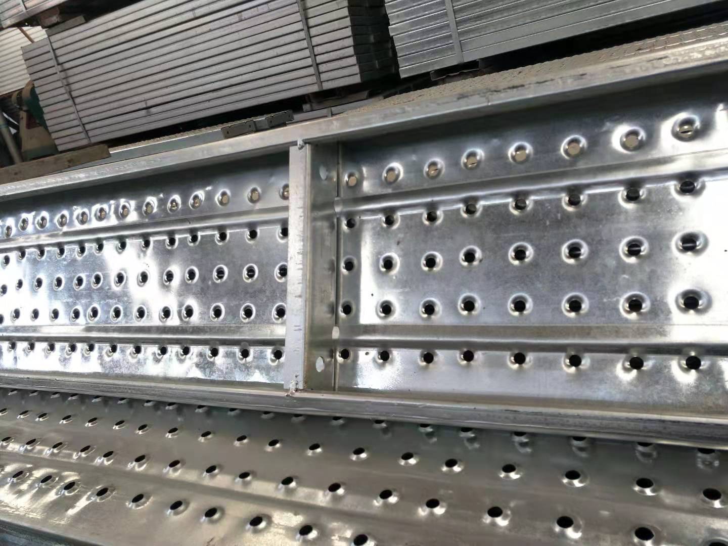 钢架板选用碳素钢冷加工制造