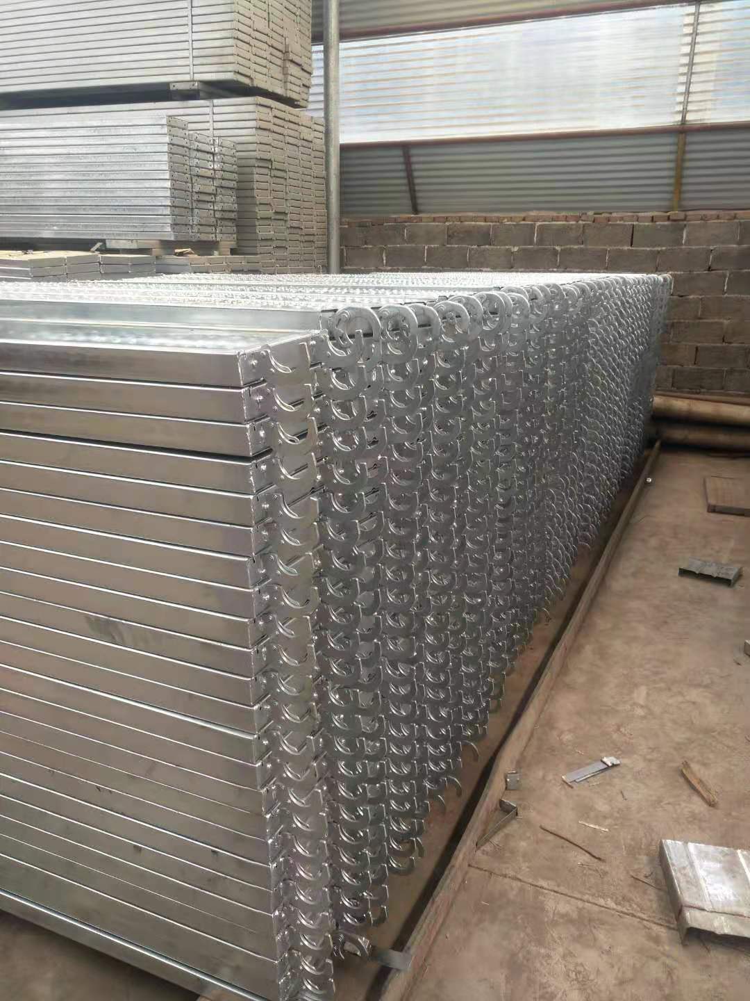 钢架板特有的外形描绘使其更易捆吊和装置